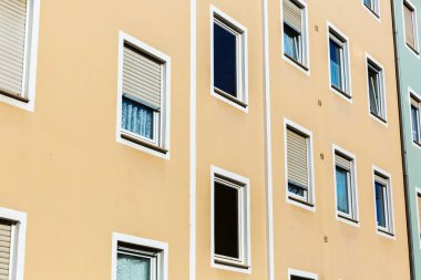 resmi bir apartman cephe
