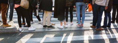 resim karşıya yaya geçidi, kişilik bir kalabalık bacak