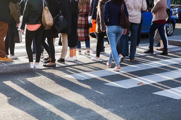 Bild Der Beine Einer Menschenmenge Die Fußgängerüberweg Eine Straße Überquert — Stockfoto