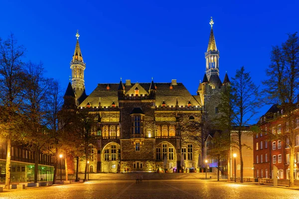 Historiska Stadshuset Aachen Tyskland Med Blå Natthimlen — Stockfoto