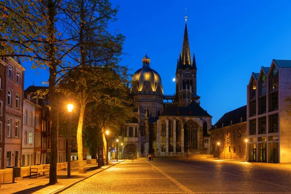 Slavná Katedrála Cáchách Německo Modrou Noční Obloha — Stock fotografie