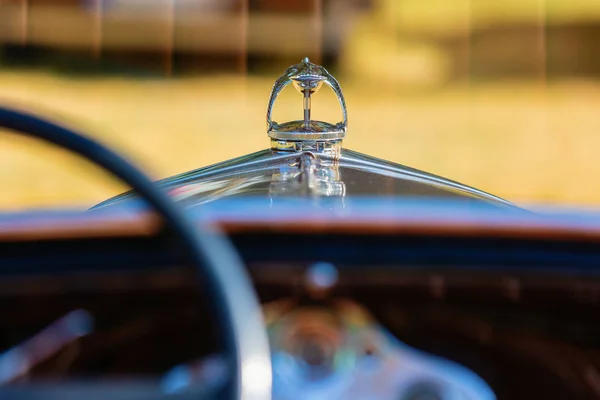 Imagen Una Vista Sobre Adorno Capucha Coche Clásico — Foto de Stock