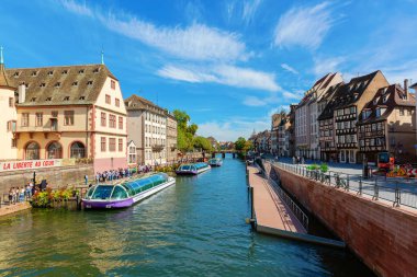 Strasbourg, Fransa - 9 Eylül 2018: Strasbourg 'daki Grande Ile şehrinin manzarası. Büyük Ile Nehri 'nin kanalı arasında Strasbourg' un tarihi merkezidir.