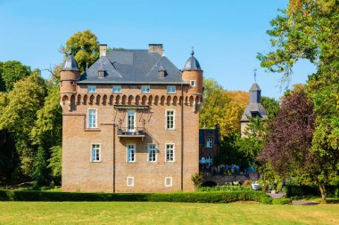 Kerpen, Almanya - 19 Ağustos 2018: Kimliği belirsiz kişi kale Loersfeld. 15. yüzyıldan tarihli. Bugün bir restoranı, bir Michelin yıldızlı şef içerir