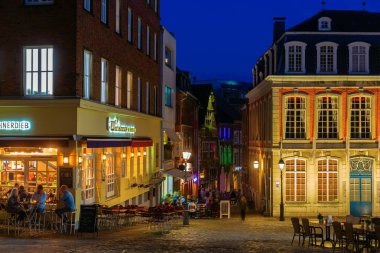 Aachen, Almanya - 15 Ekim 2018: gece Aachen eski şehir kimliği belirsiz kişi ile görünümünde. Aachen Kuzey Ren-Vestfalya eyâletinde bir kaplıca kenti ve Charlemagne Villası