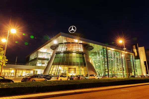 夜シュトゥットガルト ドイツ 2018 メルセデス ベンツ本社 メルセデスベンツは グローバルな自動車の車種や高級車のために知られているドイツの会社ダイムラー の一部門です — ストック写真