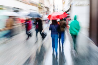 etkisi zoom fotoğraf makinesi ile yağmurlu şehirde yürüyüş kişilik bir kalabalık resmini yaptı