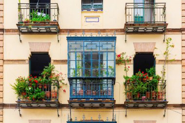 Sevilla, İspanya tipik bir Endülüs evde pitoresk pencere