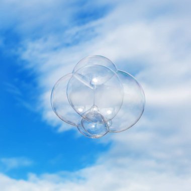 havada uçan bir sabun köpüğü resmi