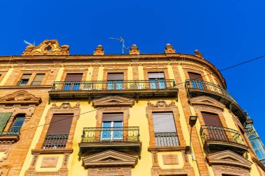 Sevilla, İspanya eski kasabada tipik eski bina resmi