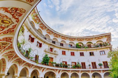Plaza del Cabildo Seville, İspanya, tarihi bir binanın resmini