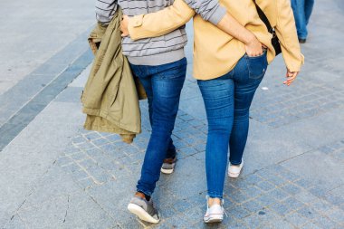 resmi bir çift yürüyüş kucakladı şehirde bir arkadan görünüm