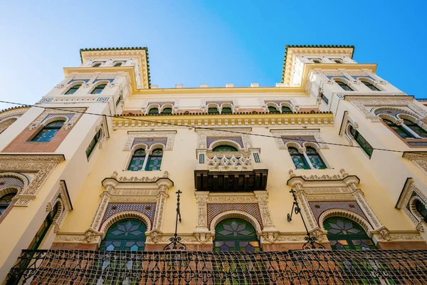 resmi bir eski, geleneksel Seville, İspanya'da bina cephe
