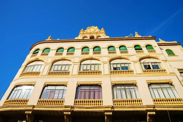西班牙塞维利亚一座古老的传统建筑的正面图片 — 图库照片
