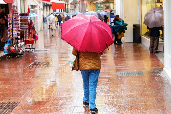 Bild Personer Med Paraplyer Shoppinggata Regnig Dag — Stockfoto