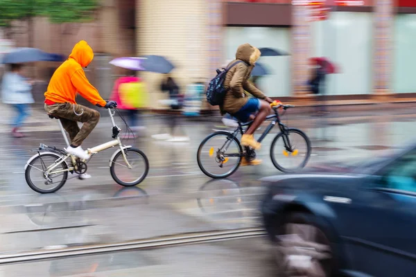 Jeździec Rower Deszczowe Miasto Efekt Rozmycia Obrazu Ruchu — Zdjęcie stockowe