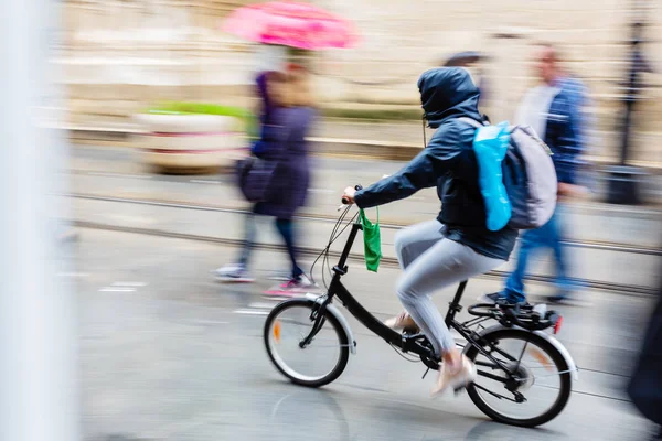 Fahrradfahrer Der Verregneten Stadt Bild Mit Bewegungsunschärfeeffekt — Stockfoto