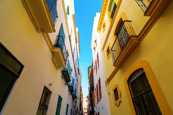 西班牙塞维利亚老城风景如画的小巷 — 图库照片