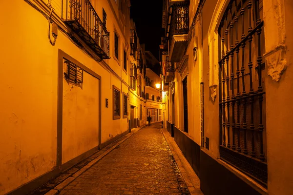 スペイン セビリアの旧市街で夜美しい路地 — ストック写真
