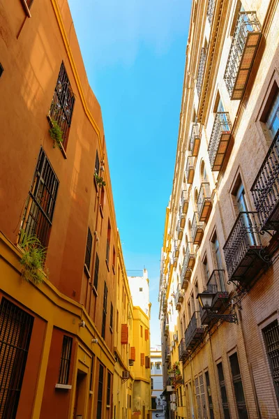 スペイン セビリアの旧市街の美しい路地 — ストック写真