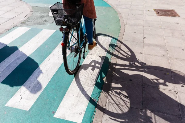 一个女人在城里骑自行车的照片 — 图库照片