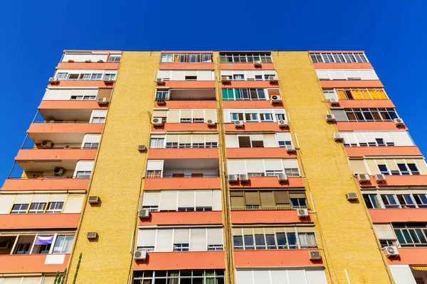 西班牙塞维利亚的一个公寓楼的图片 — 图库照片