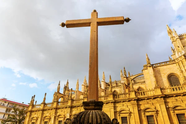 スペイン セビリアで有名なセビリア大聖堂の前に石造りの十字 — ストック写真