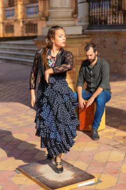 Sevilla, İspanya - 13 Kasım 2018: Flamenko dansçısı ve Plaza de Espana, kimliği belirsiz kişi. Seville Flamenko Doğum yeri olarak kabul edilir
