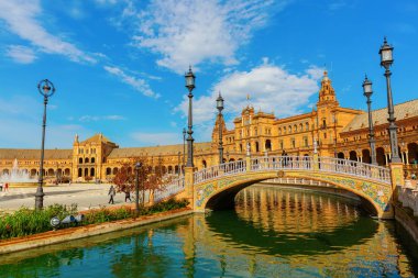 Sevilla, İspanya - 13 Kasım 2018: Plaza de Espana kimliği belirsiz kişi ile. Parque de Maria bir meydanda olan Luisa, 1928'de Latin-Amerikan fuar 1929 için inşa