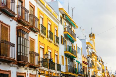 Sevilla, İspanya - 13 Kasım 2018: eski binalar eski Seville şehir kimliği belirsiz kişi ile. Eski Şehir 3 Unesco Dünya Mirasları içerir ve Avrupa'nın en eski şehirlerinden biridir