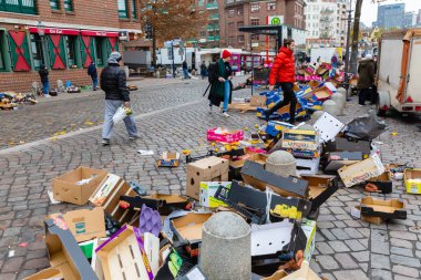 Hamburg, Almanya - 11 Kasım 2018: çöp Altona balık pazarı sonra kimliği belirsiz kişi ile sokakta. Ana turistik Hamburg balık pazarı biridir