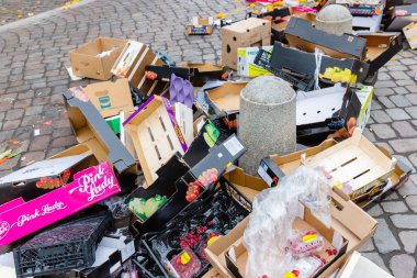 Hamburg, Almanya - 11 Kasım 2018: çöp Altona balık pazarı sonra sokakta. Ana turistik Hamburg balık pazarı biridir