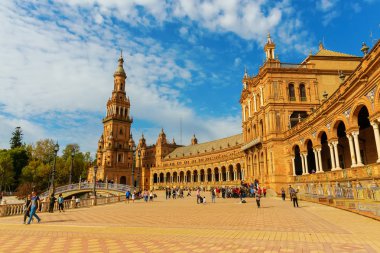 Sevilla, İspanya - 13 Kasım 2018: Plaza de Espana kimliği belirsiz kişi ile. Parque de Maria bir meydanda olan Luisa, 1928'de Latin-Amerikan fuar 1929 için inşa