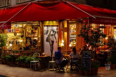 Sevilla, İspanya - 13 Kasım 2018: Tapas bar Seville, İspanya, kimliği belirsiz kişi ile gece. Seville Tapas menşe yeri olarak kabul edilir