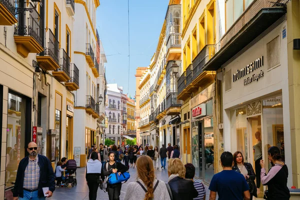 西班牙塞维利亚 2018年11月15日 市中心的购物街 有身份不明的人 塞维利亚是安达卢西亚的首府 也是西班牙第四大城市 — 图库照片