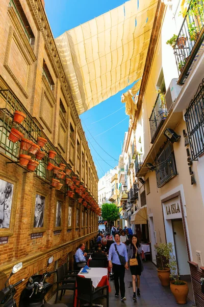 セビリア スペイン 2018 正体不明の人々 とセビリア旧市街の路地 旧市街 ユネスコ世界遺産が含まれています ヨーロッパで最大の古い町の一つ — ストック写真