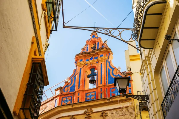 Retrato Uma Igreja Velha Cidade Velha Sevilha Spain Vista Através — Fotografia de Stock
