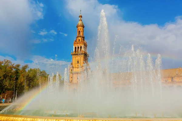 Immagine Arcobaleno Una Fontana Fronte Palazzo Plaza Espana Siviglia Spagna — Foto Stock