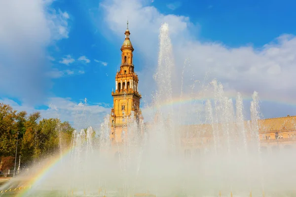 スペイン セビリアでスペイン広場の宮殿の前に噴水に虹の画像 — ストック写真