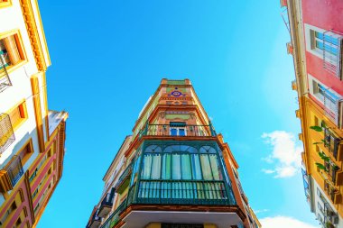 Sevilla, İspanya'nın eski şehir geleneksel evlerin düşük açılı görünüş