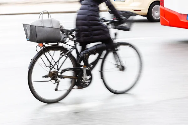 骑自行车在城市交通中运动图片模糊 — 图库照片