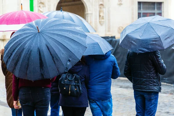 Davy Lidí Deštníky Pohybu Městě — Stock fotografie