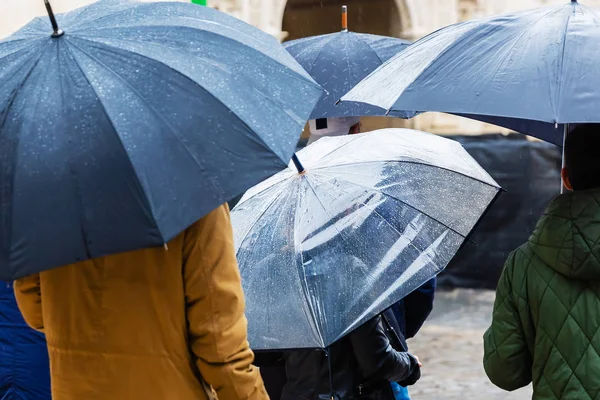 Skaror Människor Med Paraplyer Rörelse Staden — Stockfoto