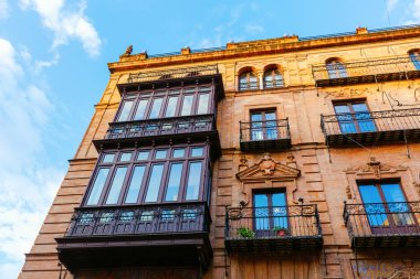 Sevilla, İspanya eski şehir tarihi bir binanın cephe