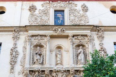 Sevilla, İspanya'nın eski şehir tarihi bir kilisenin cephe