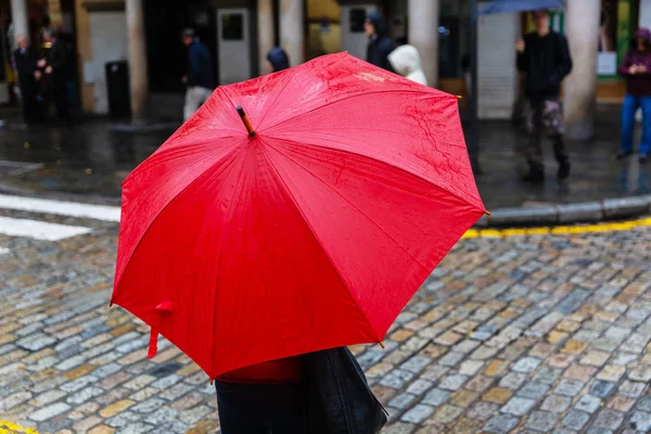 Photo Une Personne Avec Parapluie Rouge Qui Traverse Une Rue — Photo