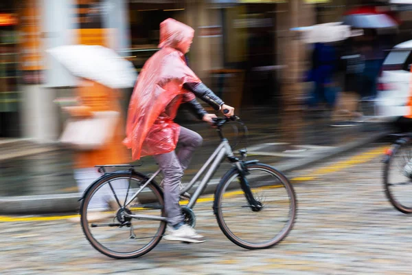 Billede Med Kamera Gjort Bevægelse Sløre Effekten Person Med Regn - Stock-foto