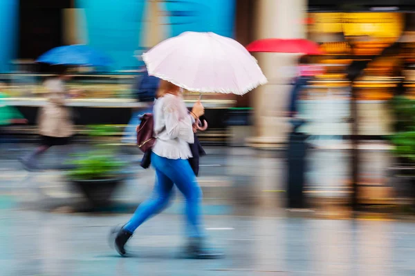 Bild Kvinna Med Paraply Som Promenader Den Regniga Staden Rörelse — Stockfoto