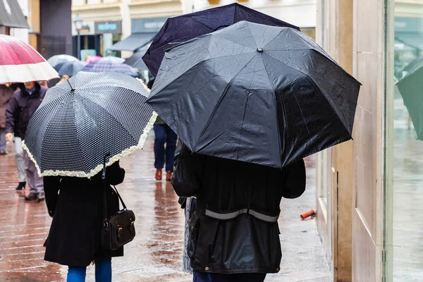 Foule Commerçants Avec Des Parasols Mouvement Dans Ville — Photo