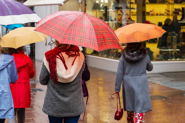 Foto Van Vrouw Met Paraplu Regenachtige Stad Winkelen — Stockfoto